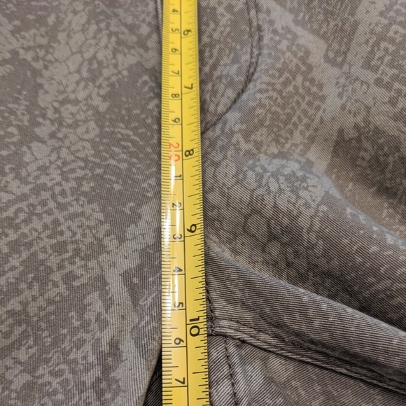 $80 New Size 12 Express Denim Leggings Mid Rise Snakeskin Green Pants Pockets - Picture 9 of 12